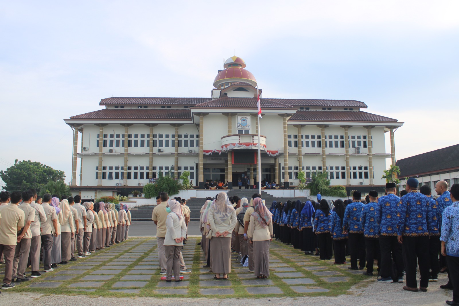 PEGAWAI BAPPEDA DAN LITBANG KOTA PANGKALPINANG IKUTI UPACARA HARI OTONOMI DAERAH KE XXVII